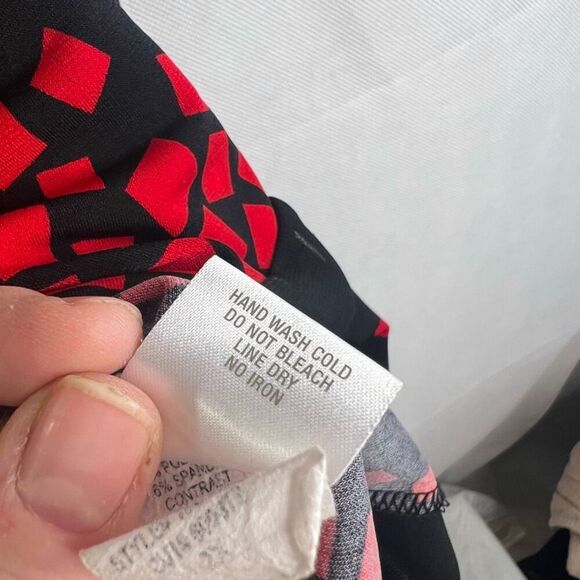 Roz & Ali Black Red Squares Pattern Scoop Neck Tank Top Plus Size 2X - Picture 7 of 9